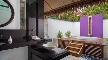 Villa, frente al mar (Transfer Included) | Baño | Regadera, regadera tipo lluvia, amenidades de baño gratuitas