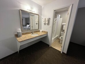 Combined shower/tub, free toiletries, hair dryer, towels - Motel 6 Junction, Texas - Llano River (Junction)