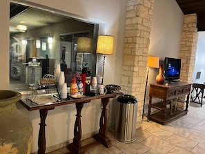 Lobby - Motel 6 Junction, Texas - Llano River (Junction)