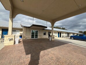 Front of property - Motel 6 Junction, Texas - Llano River (Junction)