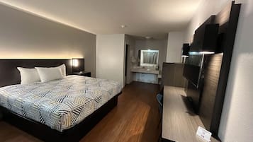 Escritorio, espacio para trabajar con laptop y cortinas blackout