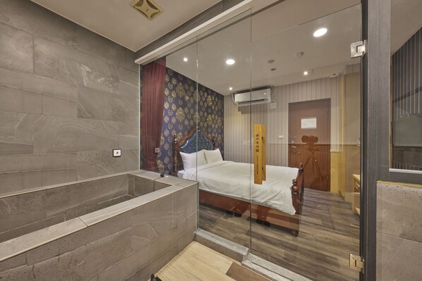 Elite tweepersoonskamer | Badkamer | Een aparte badkuip en douche, een haardroger, handdoeken