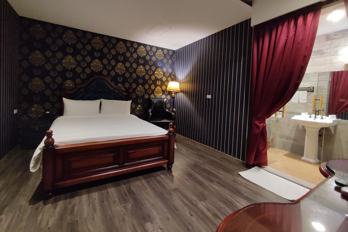Deluxe Double Room | Desk, WiFi (free), bed sheets