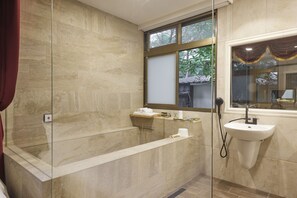 Elite Quadruple Room | Bathroom - Kyokusui Hotspring Hotel (Taipei)