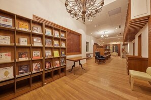 Een aparte badkuip en douche, een haardroger, handdoeken