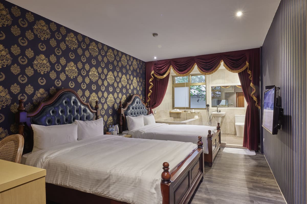 Elite Quadruple Room | Desk, WiFi (free), bed sheets