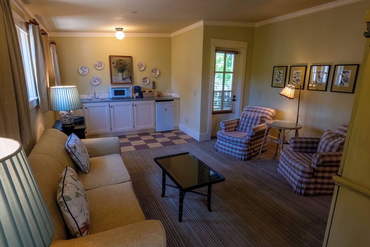 bungalow | living room | flat-screen tv, dvd player