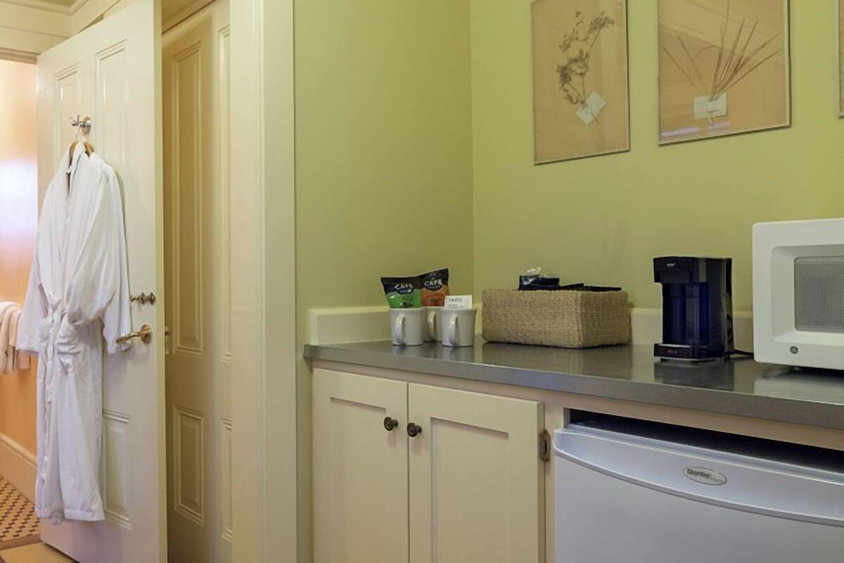signature suite | private kitchenette | fridge, coffee/tea maker