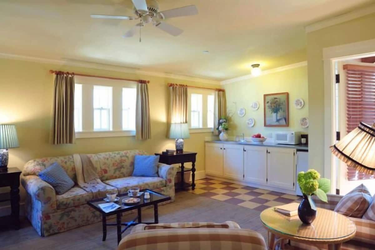 bungalow | living area | flat-screen tv, dvd player