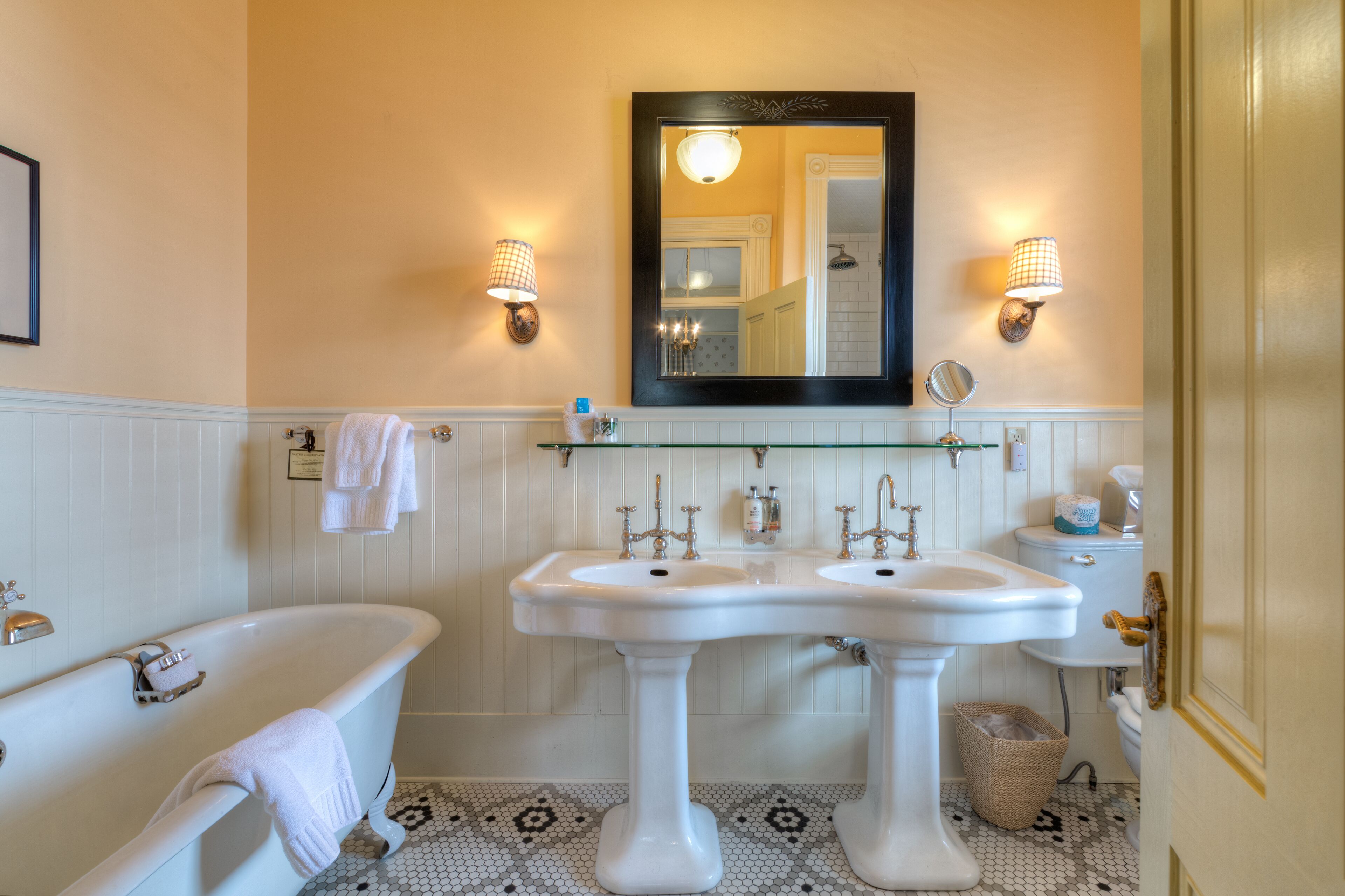 veranda room | bathroom | combined shower/bathtub, free toiletries, hair dryer, bathrobes