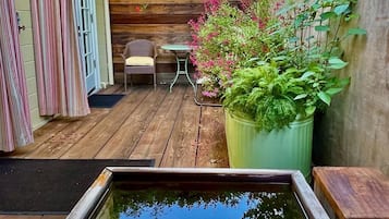 Standaard kamer, 1 kingsize bed, uitzicht op tuin (Ofuro Room) | 1 slaapkamer, luxe beddengoed, een kluis op de kamer, een laptopwerkplek