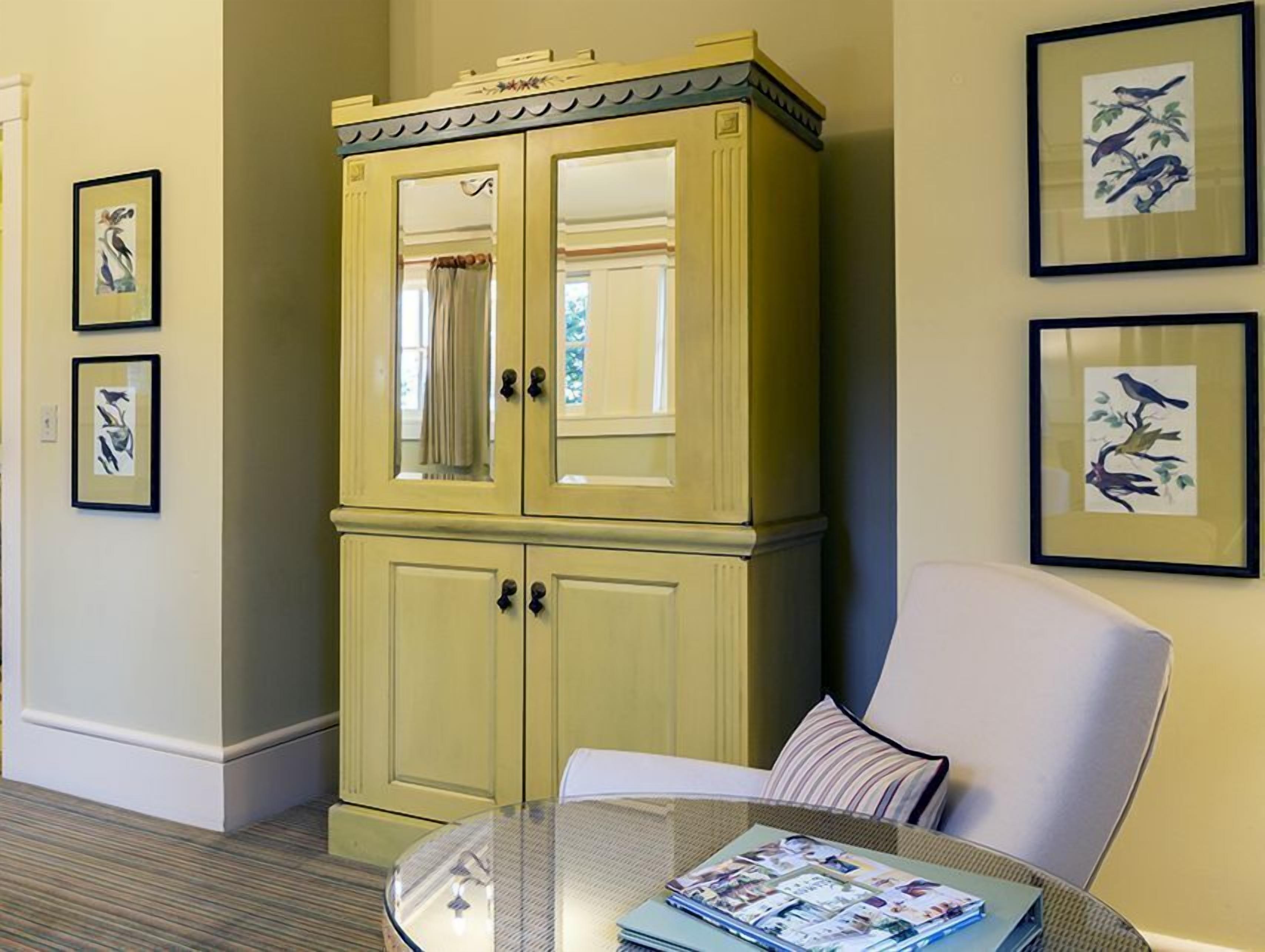 signature suite | living area | flat-screen tv, dvd player