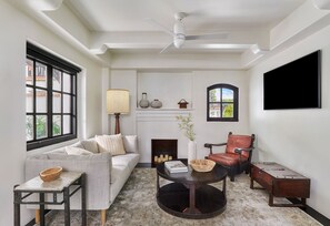 Superior Bungalow, Ensuite, Courtyard View | 거실 공간 | 디지털 채널 시청이 가능한 43인치 스마트 TV