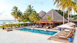 Poolside bar - V Villas Maldives at Mirihi - MGallery Collection (Mirihi)