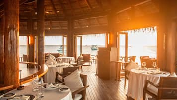 2 restaurants; breakfast, lunch and dinner served