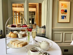 Petit déjeuner, déjeuner et dîner servis sur place, vue sur le jardin