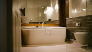 Deluxe Room | Bathroom | Combined shower/tub, designer toiletries, hair dryer, bathrobes