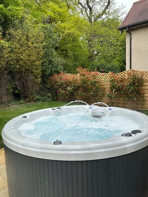 Suite, bain à remous, côté jardin | Terrasse/Patio