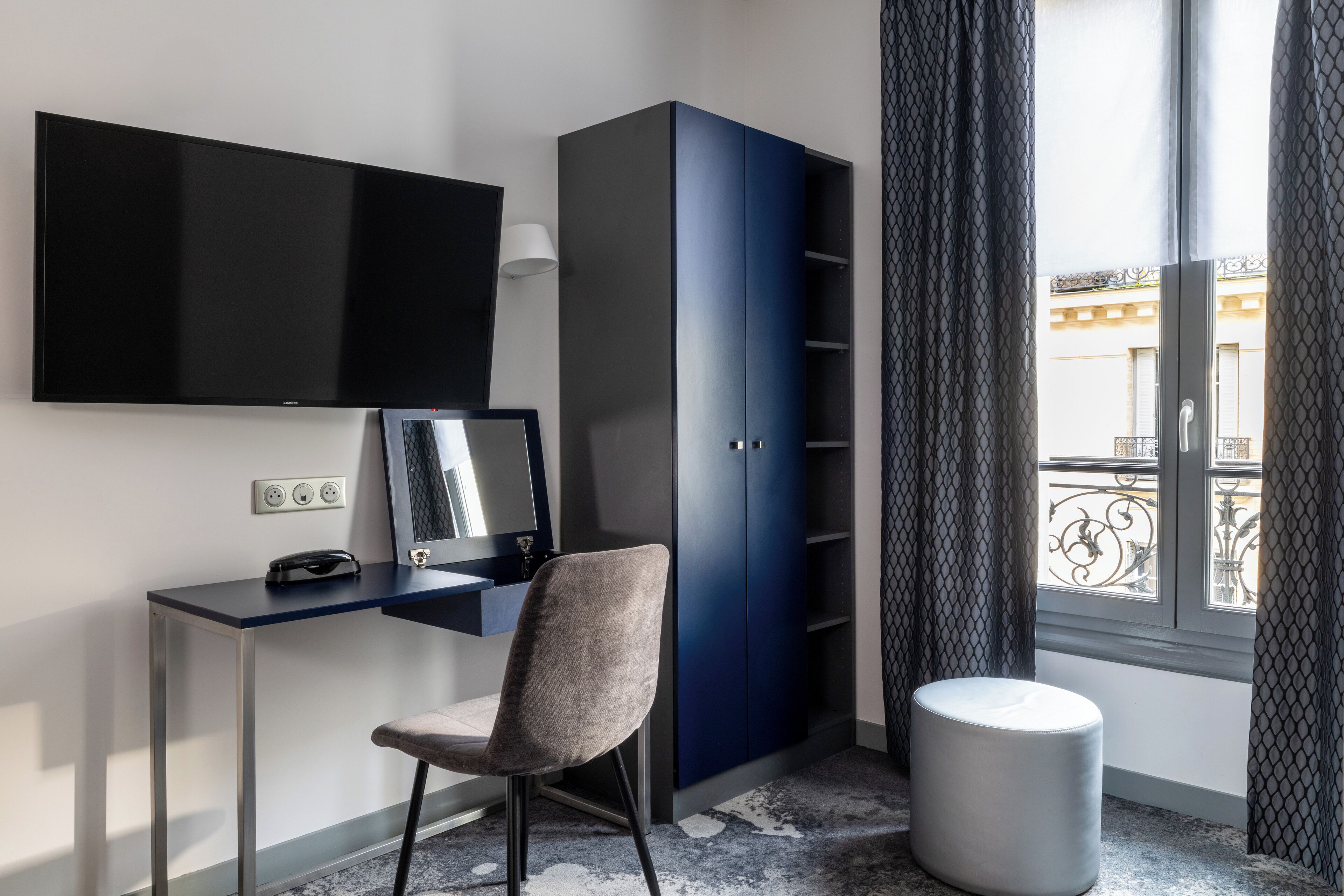 经典双人房 | 客房内保险箱、办公桌、笔记本电脑工作区、隔音