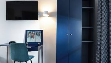 Habitación cuádruple | Caja fuerte, escritorio, espacio para trabajar con un portátil