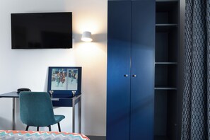 Quarto quádruplo | Cofres nos quartos, escrivaninha, espaço de trabalho para notebook