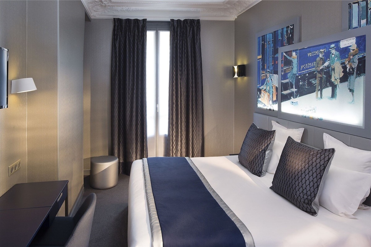 In-room safe, desk, laptop workspace, soundproofing