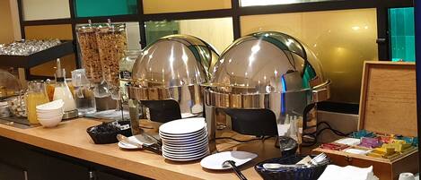 Café da manhã com buffet todos os dias (EUR 15 por pessoa)