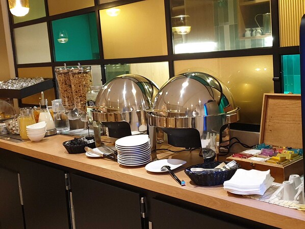 Bữa sáng buffet hàng ngày (15 EUR/mỗi người) 