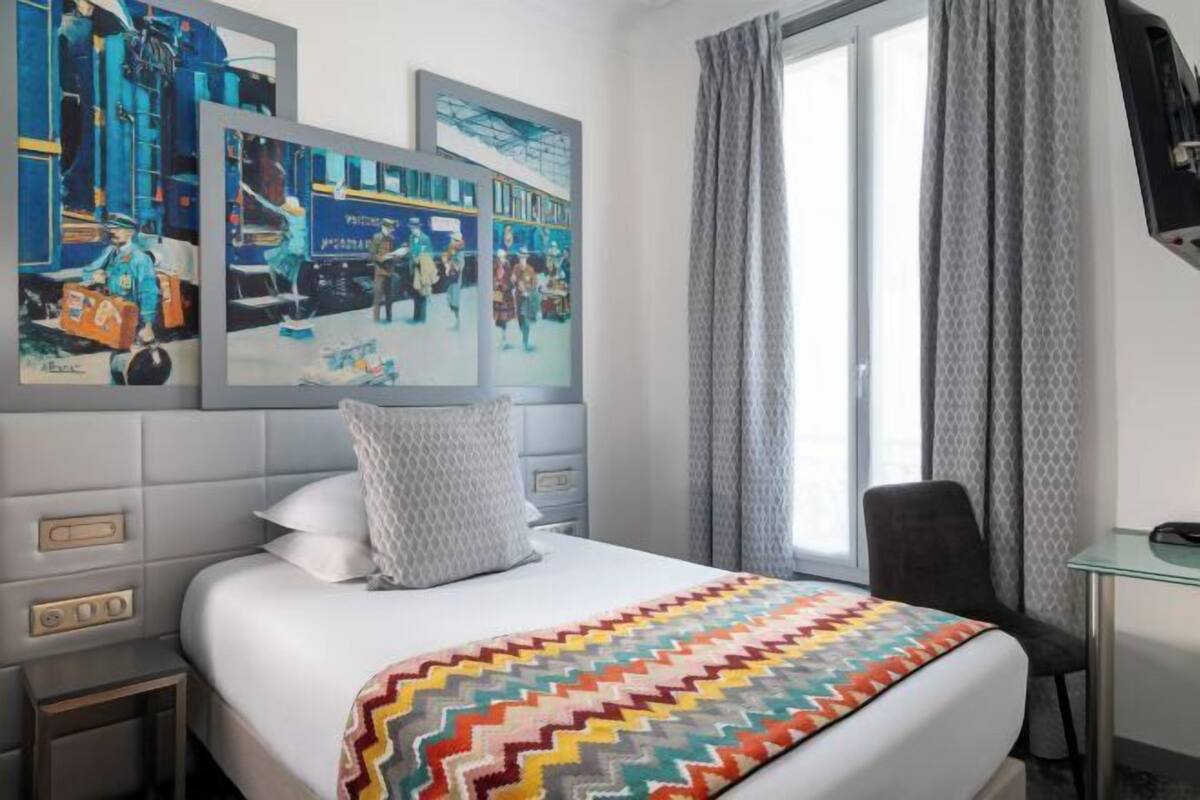 Een kluis op de kamer, een bureau, een laptopwerkplek