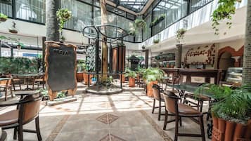 3 restaurants, breakfast, lunch, dinner served; Thai cuisine