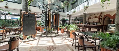 3 restaurants servant le petit déjeuner, spécialités Cuisine thaï