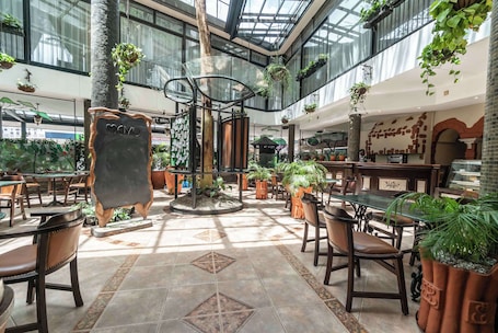 3 restaurantes; se sirven desayunos, almuerzos y cocina tailandesa . Sarova Stanley Hotel, Nairobi