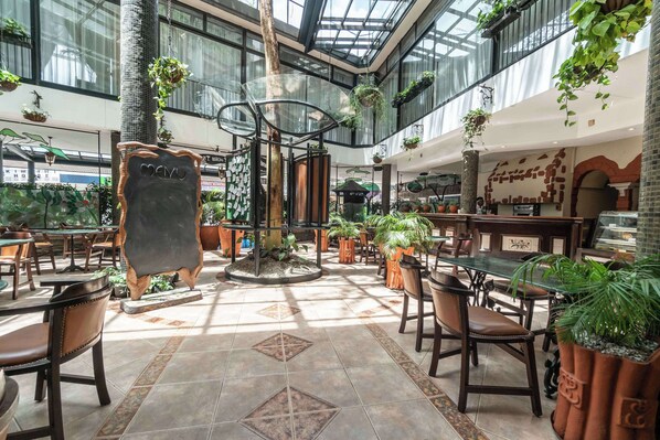 3 restaurants, breakfast, lunch, dinner served; Thai cuisine  - Sarova Stanley Hotel, Nairobi (Nairobi)