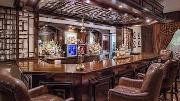 2 bares, bar junto a la piscina