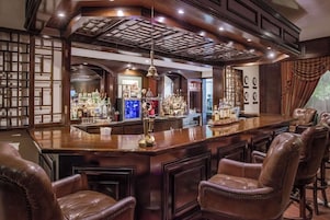 2 bares, bar junto a la piscina