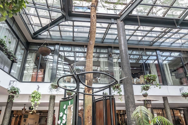 3 restaurantes, se sirven desayunos, comidas, cenas y cocina tailandesa