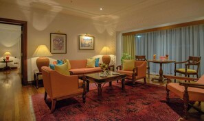 Hochwertige Bettwaren, Daunenbettdecken, Zimmersafe, Schreibtisch