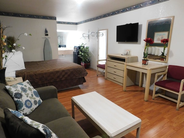 Kombinert dusj/badekar, hårføner og håndklær