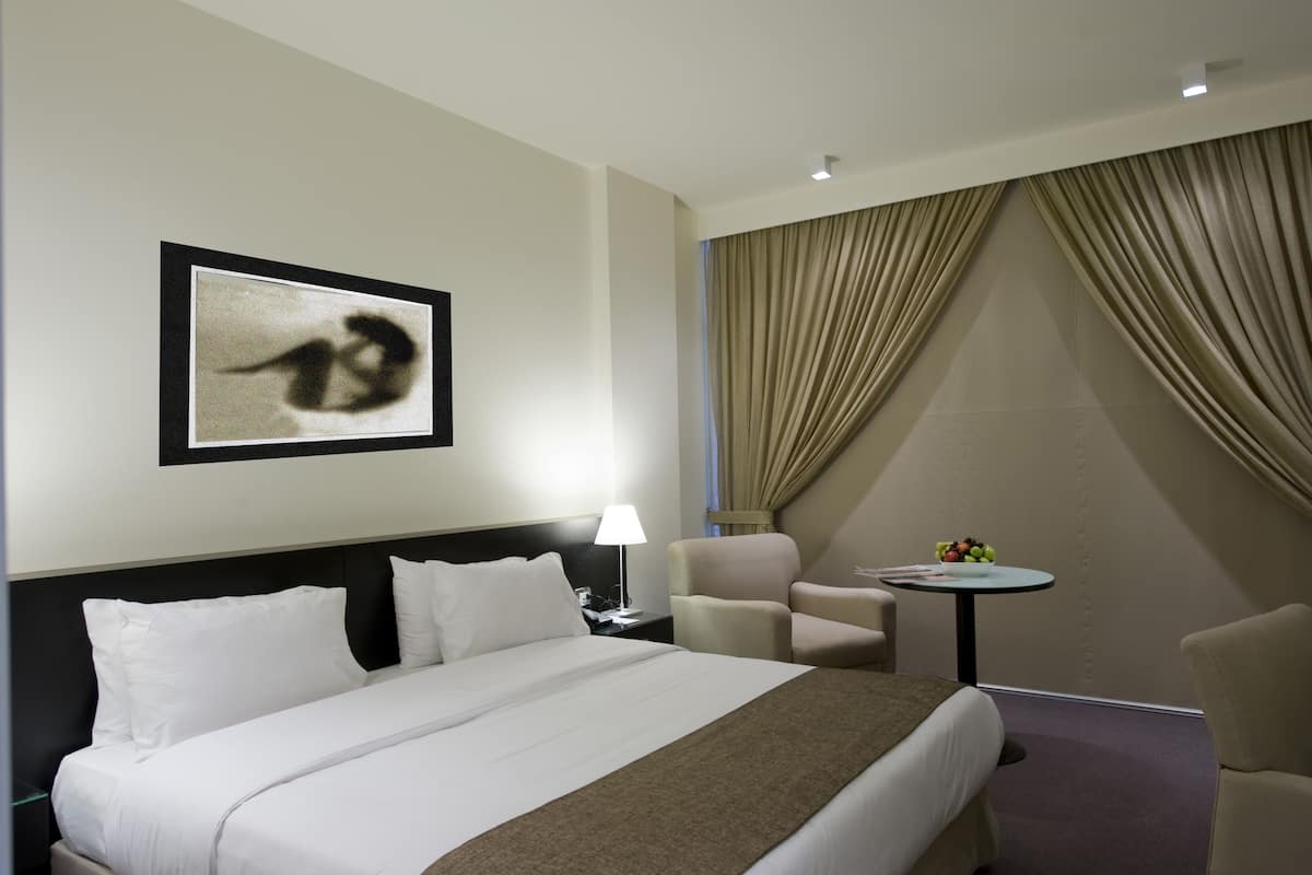 Executive Double Room | Bar mini, peti besi dalam bilik, meja, kalis bunyi