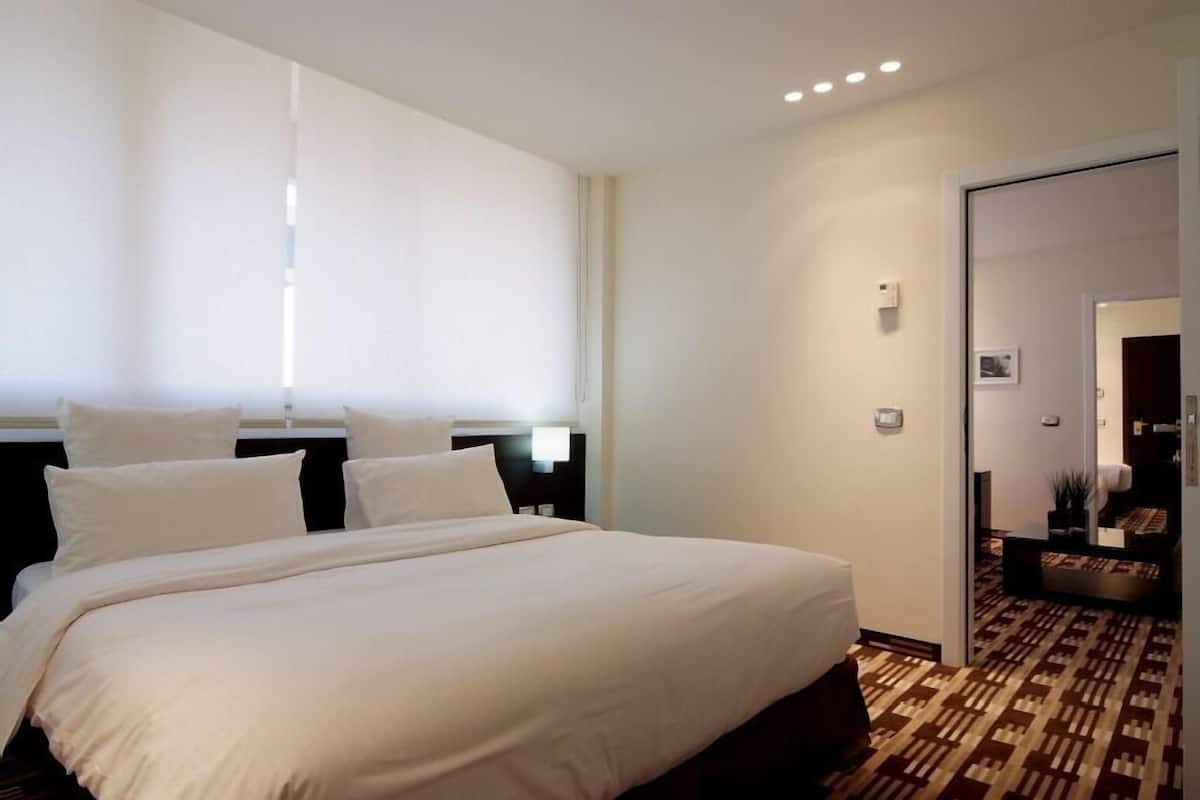 Suite, 1 Bedroom (Double Occupancy) | Bar mini, peti besi dalam bilik, meja, kalis bunyi