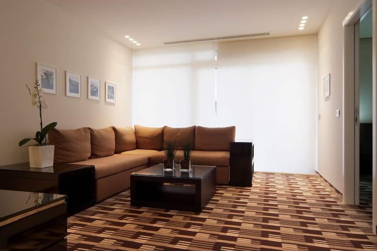 Suite, 1 Bedroom | Ruang tamu | 32 inci televisyen dengan satelit, pendiangan