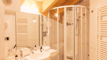 Romanttinen sviitti | Kylpyhuone | Designer-hygieniatuotteet, hiustenkuivaaja, kylpytakit, tohvelit