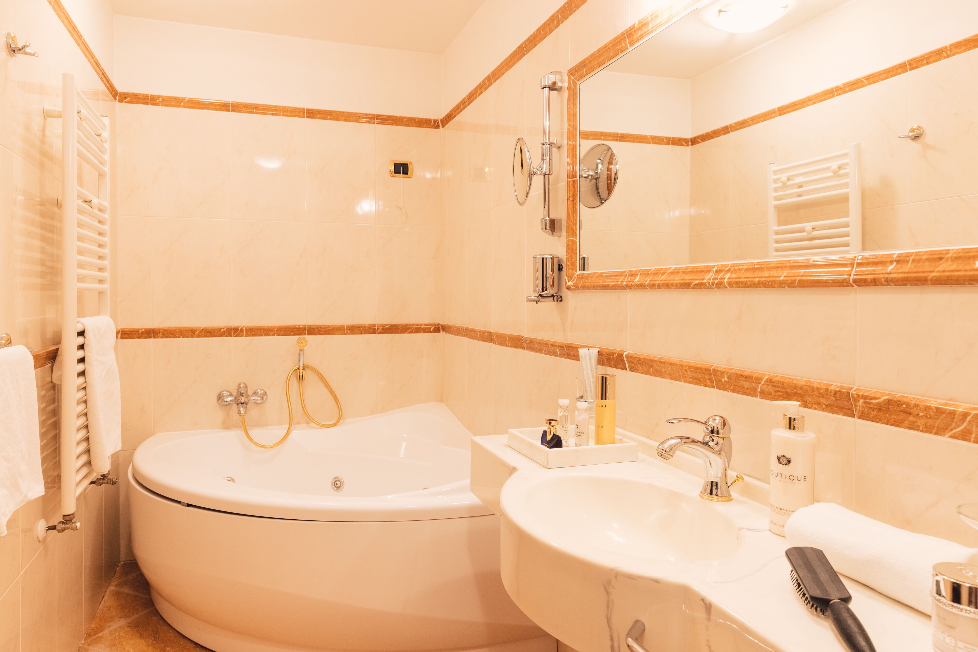 Un baño con bañera, lavabo y espejo.