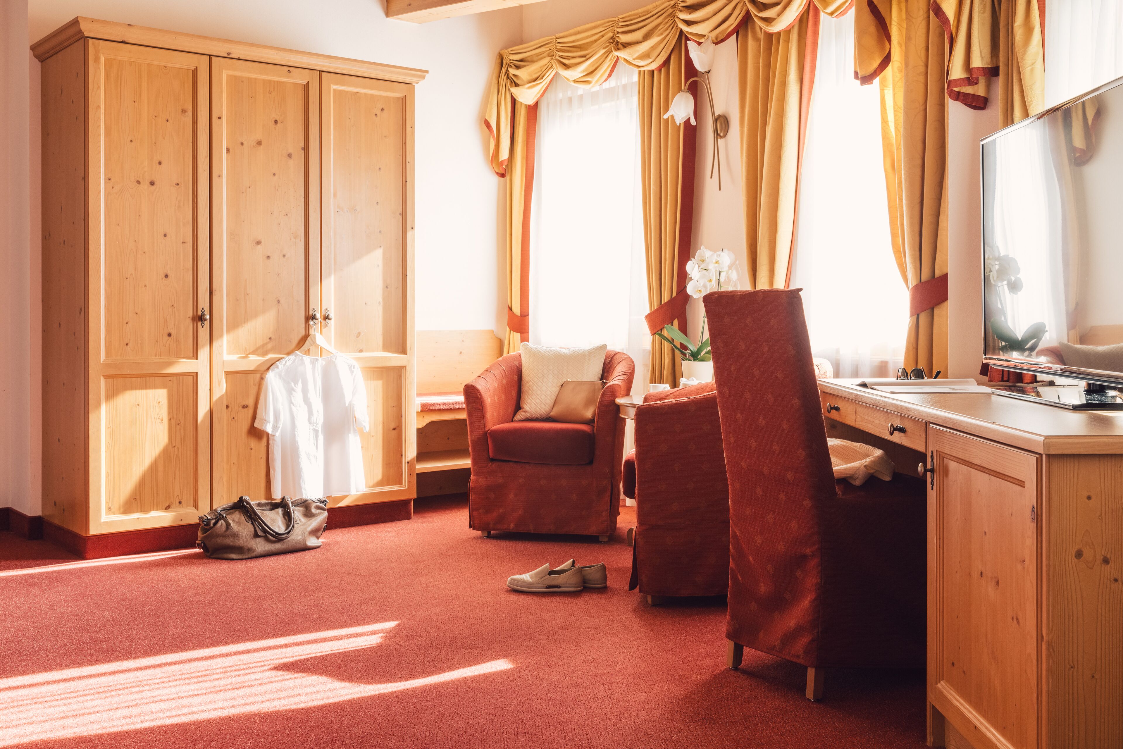 suite (sun) | living area | flat-screen tv, dvd player