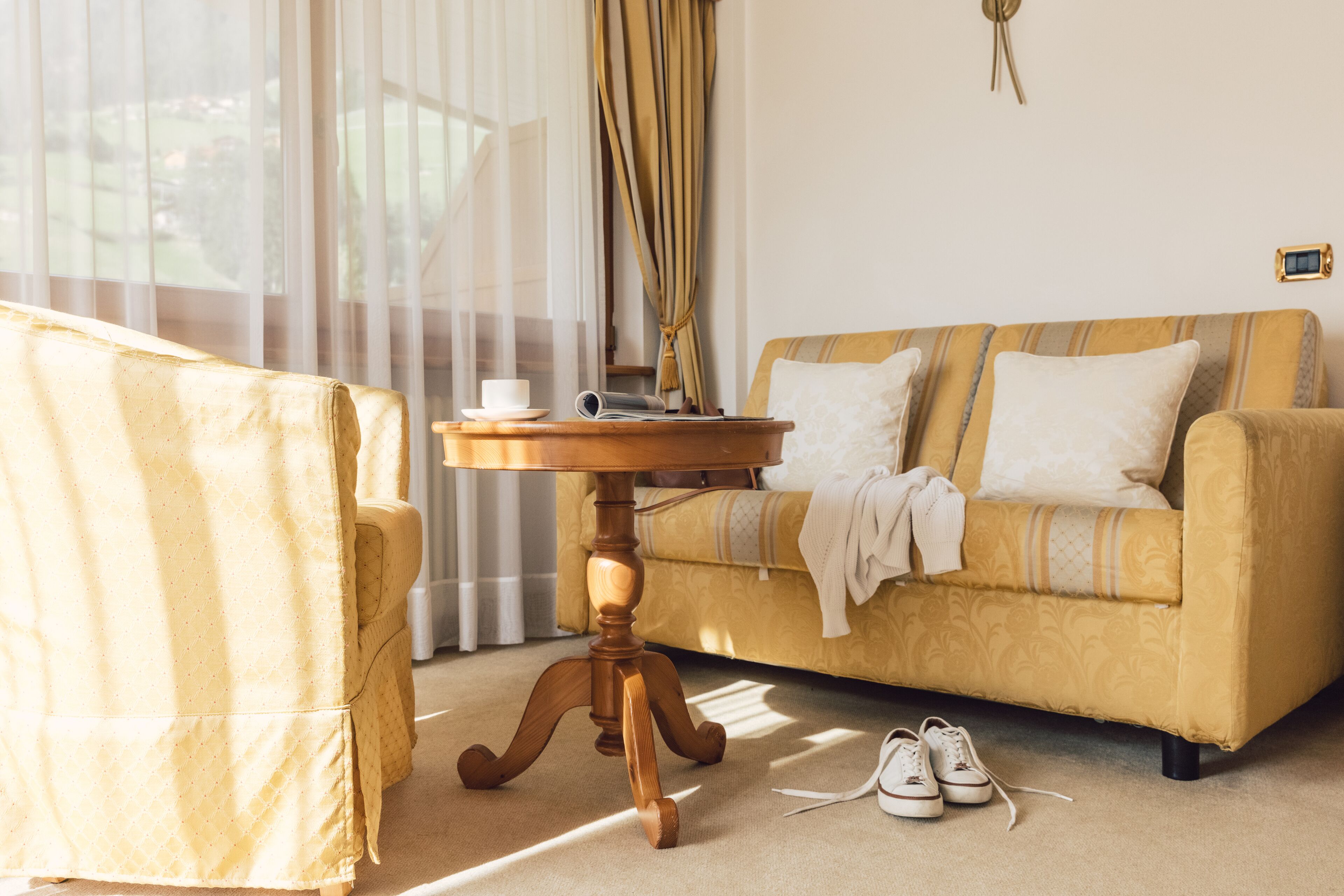 suite (glacier stream) | living area | flat-screen tv, dvd player