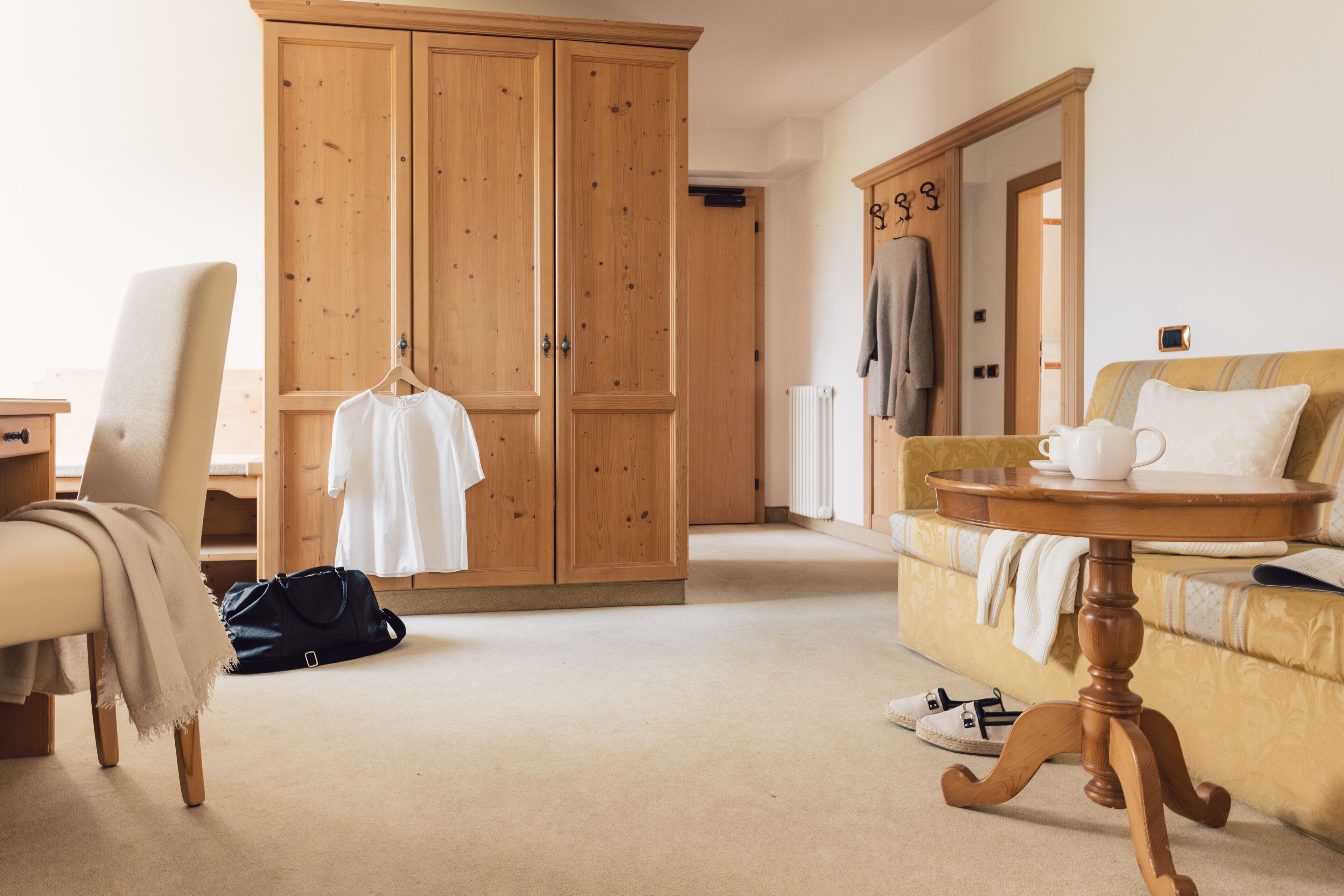 suite (sovereign) | living area | flat-screen tv, dvd player