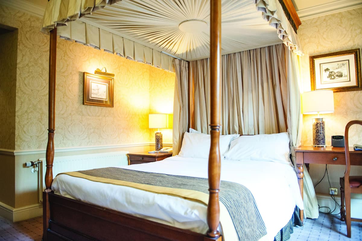 Signature kamer (Four Poster Bedroom) | Een bureau, een strijkplank/strijkijzer, gratis babybedden, gratis wifi