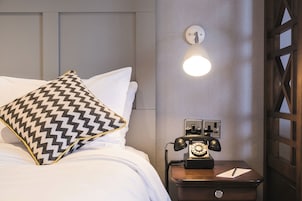 Escritorio, tabla de planchar con plancha y cunas gratuitas