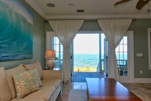 Premium Townhome | Living area