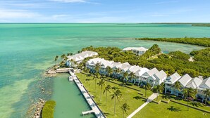 Resort com vários edifícios à beira-mar, interligados por um píer.